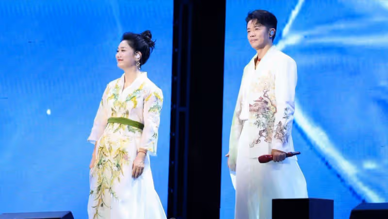 鳳凰傳奇被偶遇,玲花帶著女兒,網友:連花姐都逃不脫帶娃這件事
