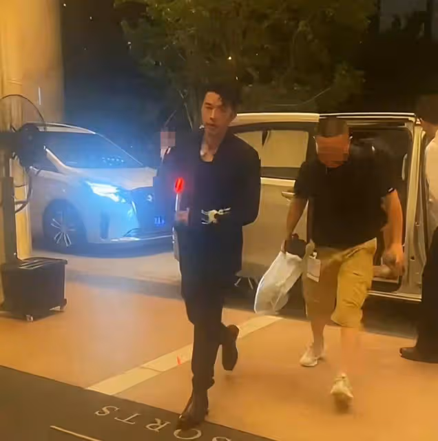 鳳凰傳奇被偶遇,玲花帶著女兒,網友:連花姐都逃不脫帶娃這件事