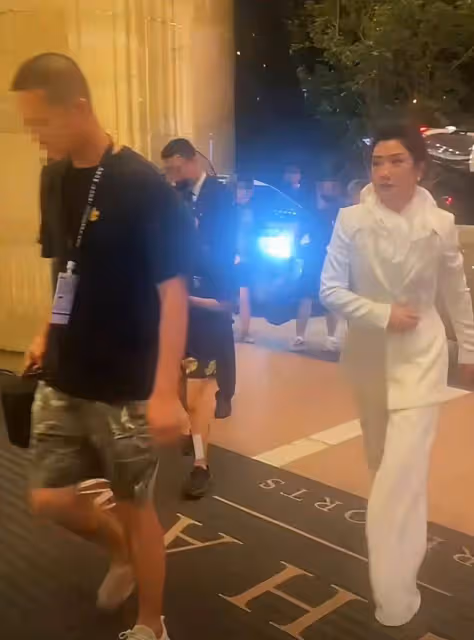 鳳凰傳奇被偶遇,玲花帶著女兒,網友:連花姐都逃不脫帶娃這件事