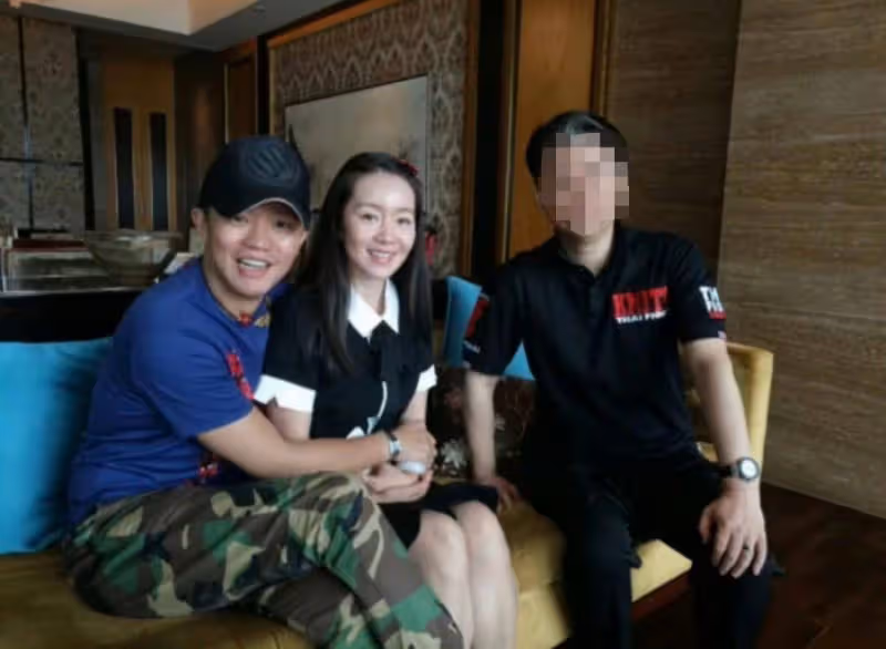 鳳凰傳奇被偶遇,玲花帶著女兒,網友:連花姐都逃不脫帶娃這件事