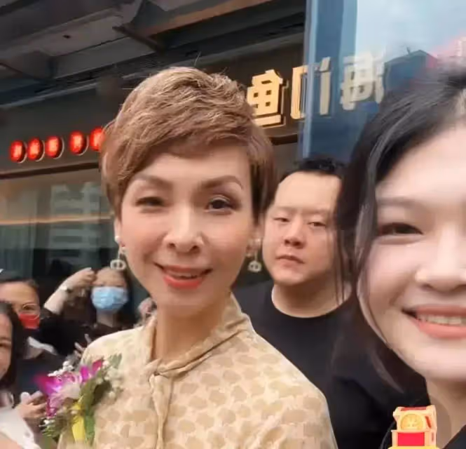 網友偶遇大s模仿者中s，入戲太深真把自己當明星，大方和粉絲合影