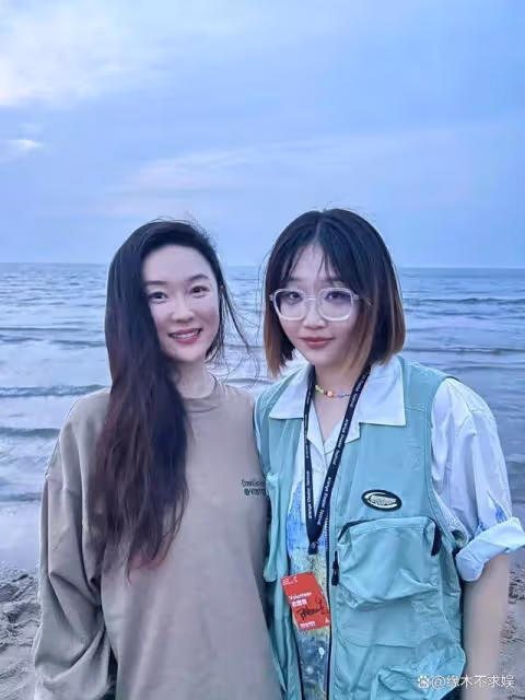 霍思燕一家4口齊露臉,夫妻倆當眾接吻好恩愛,8歲女兒正面好英氣
