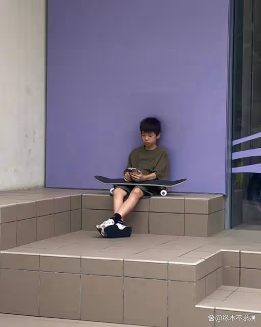霍思燕一家4口齊露臉,夫妻倆當眾接吻好恩愛,8歲女兒正面好英氣