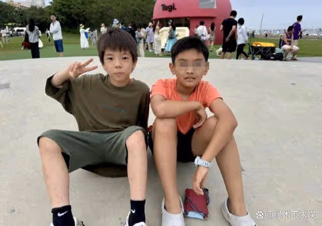 霍思燕一家4口齊露臉,夫妻倆當眾接吻好恩愛,8歲女兒正面好英氣