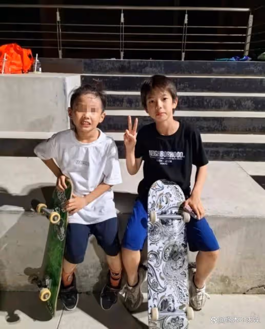 霍思燕一家4口齊露臉,夫妻倆當眾接吻好恩愛,8歲女兒正面好英氣