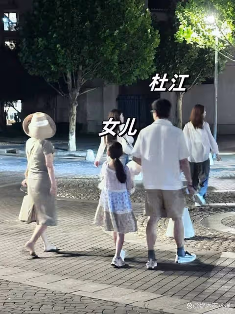 霍思燕一家4口齊露臉,夫妻倆當眾接吻好恩愛,8歲女兒正面好英氣