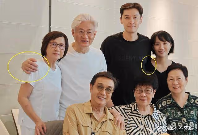 胡歌夫婦合影曝光,暴露黃曦寧身材短板,劉松仁已經刪除合影!