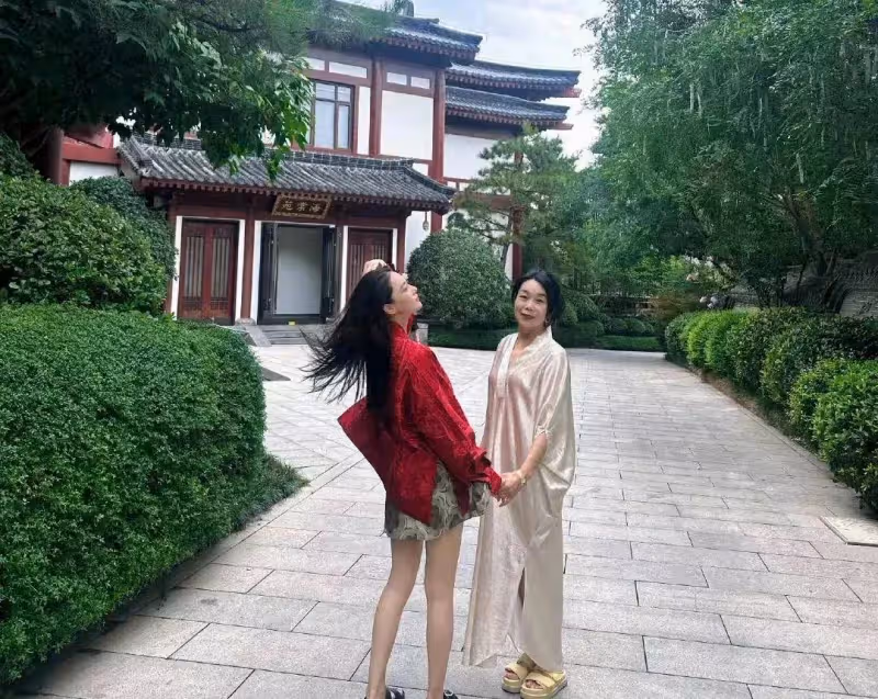 張馨予和老公何捷回甘肅探親,張馨予回應視頻被何捷喊胖子事件