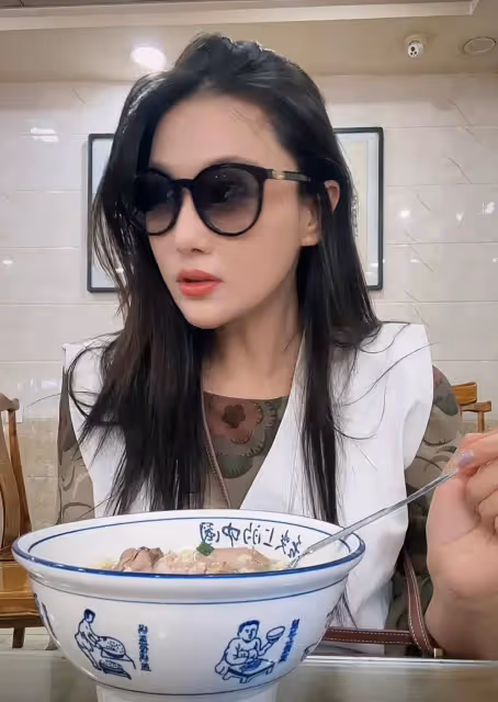 張馨予和老公何捷回甘肅探親,張馨予回應視頻被何捷喊胖子事件