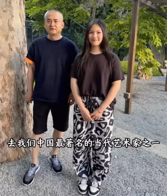 王岳倫女兒放暑假，王詩齡拜師學素描，素顏在家練習和爸爸太像了
