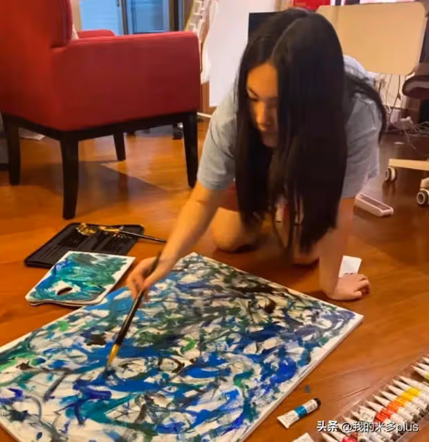王岳倫女兒放暑假,王詩齡拜師學素描,素顏在家練習和爸爸太像了
