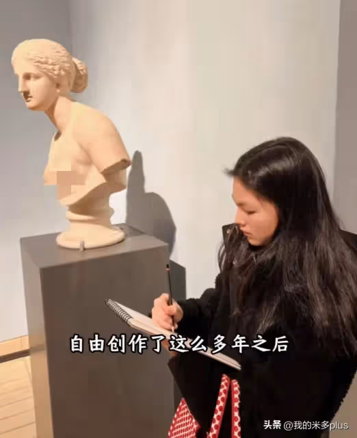王岳倫女兒放暑假,王詩齡拜師學素描,素顏在家練習和爸爸太像了
