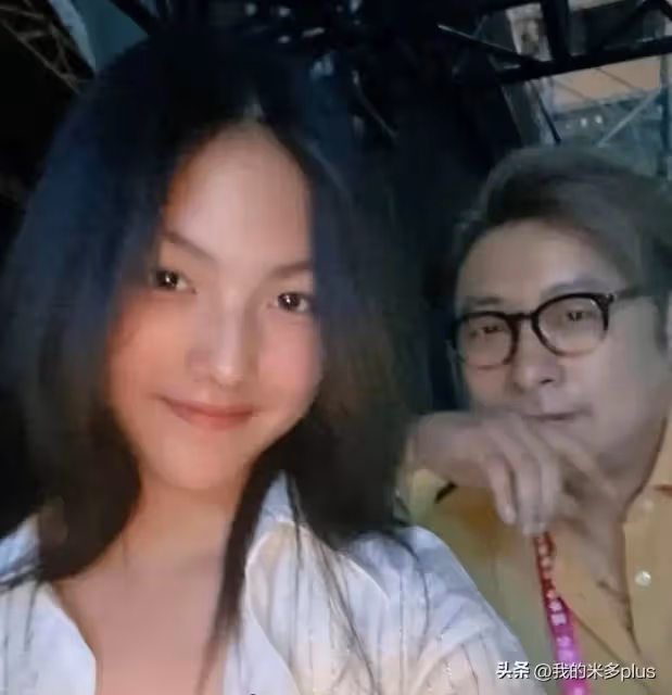 王岳倫女兒放暑假,王詩齡拜師學素描,素顏在家練習和爸爸太像了