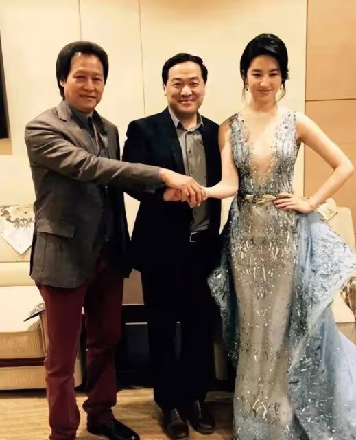 劉亦菲跟陳金飛聚會她嫵媚輕撫秀髮!乾爹跟楊采鈺早離婚