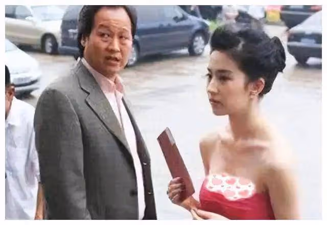 劉亦菲跟陳金飛聚會她嫵媚輕撫秀髮!乾爹跟楊采鈺早離婚