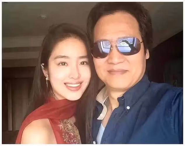 劉亦菲跟陳金飛聚會她嫵媚輕撫秀髮!乾爹跟楊采鈺早離婚