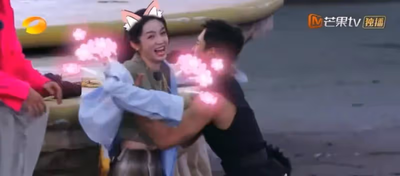 周也瞬間紅透了!美女的新片大賣,被韓東君抱得害羞