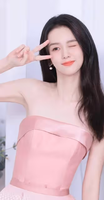 周也瞬間紅透了!美女的新片大賣,被韓東君抱得害羞