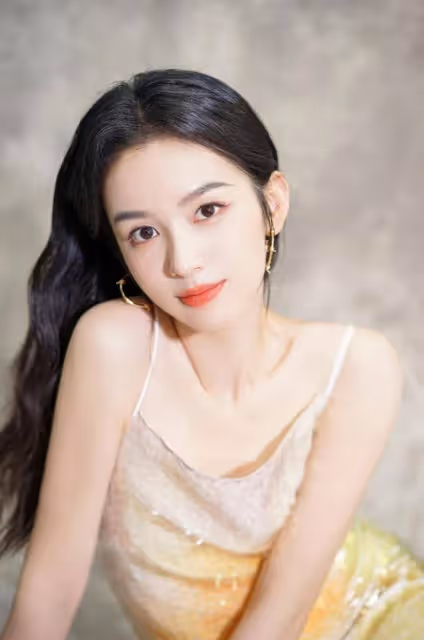 周也瞬間紅透了!美女的新片大賣,被韓東君抱得害羞