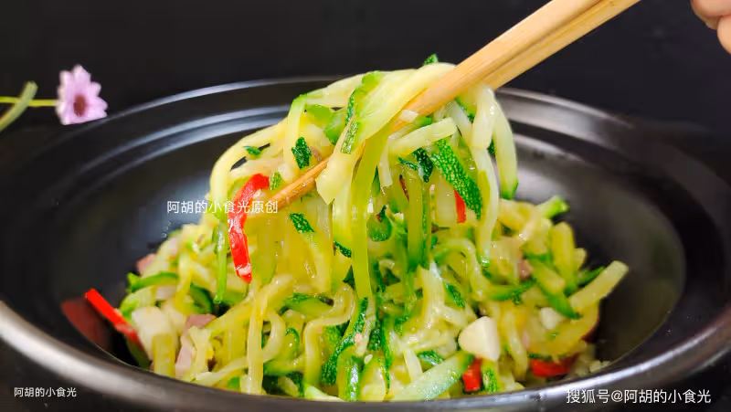 夏天遇到這菜使勁吃,一身是寶!炒一炒嘗鮮趁早,一口清香一口鮮、超級下飯