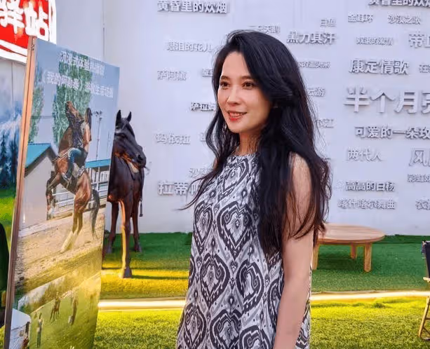 森林北8歲女兒首次露面,母女和朋友聚餐,為保持身材一口沒吃