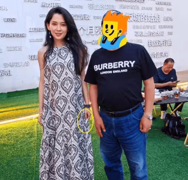 森林北8歲女兒首次露面,母女和朋友聚餐,為保持身材一口沒吃