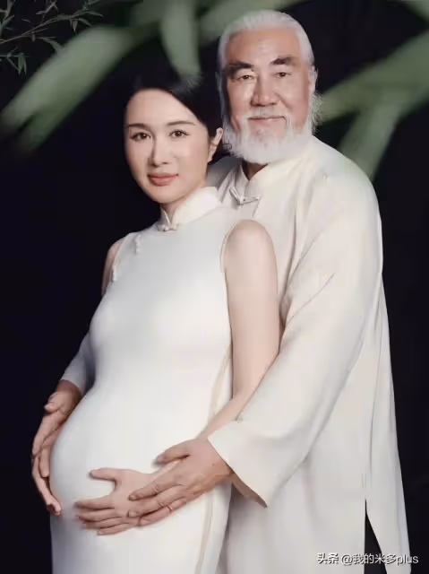 張紀中騎三輪車帶妻子兜風,牽手奔跑不服老,3歲女兒露臉像老爹