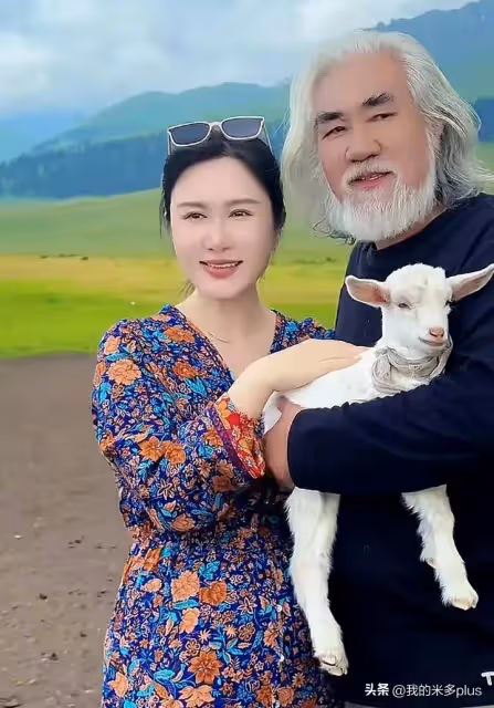 張紀中騎三輪車帶妻子兜風,牽手奔跑不服老,3歲女兒露臉像老爹