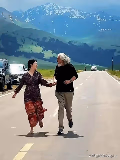 張紀中騎三輪車帶妻子兜風,牽手奔跑不服老,3歲女兒露臉像老爹