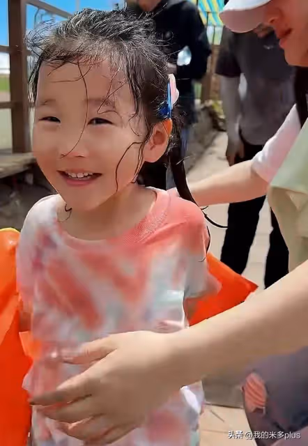張紀中騎三輪車帶妻子兜風,牽手奔跑不服老,3歲女兒露臉像老爹