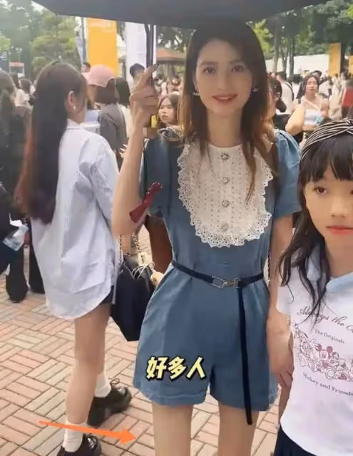 張丹峰一家三口看演唱會,10歲彤彤顏值高