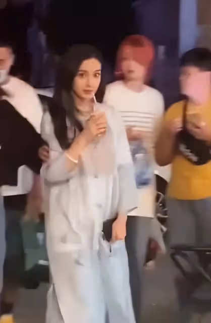 網友在麗江偶遇Angelababy,手捧飲料素顏也很美