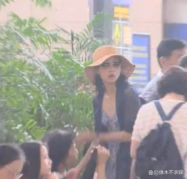韓雪夫婦約會被偶遇,41歲韓雪素顏也很美,59歲萬山頭髮斑白