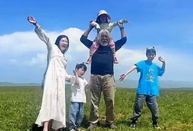 73歲張紀中活力十足,騎三輪帶老婆兜風,和老婆肆意奔跑,太拼了