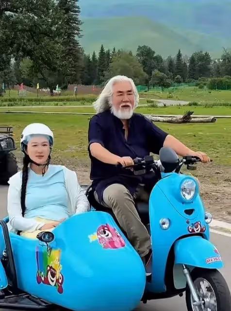 73歲張紀中活力十足,騎三輪帶老婆兜風,和老婆肆意奔跑,太拼了