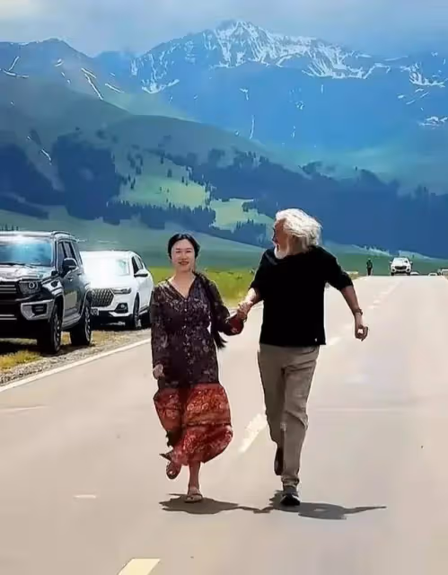73歲張紀中活力十足,騎三輪帶老婆兜風,和老婆肆意奔跑,太拼了