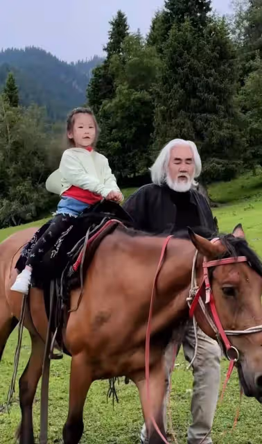 73歲張紀中活力十足,騎三輪帶老婆兜風,和老婆肆意奔跑,太拼了