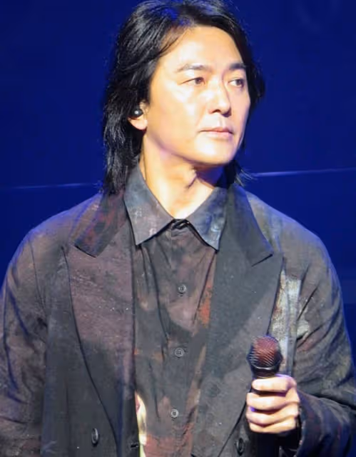 鄭伊健倫敦演唱會三度落淚,妻子蒙嘉慧罕見現身支持,素顏遭吐槽