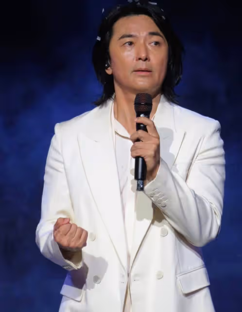 鄭伊健倫敦演唱會三度落淚,妻子蒙嘉慧罕見現身支持,素顏遭吐槽