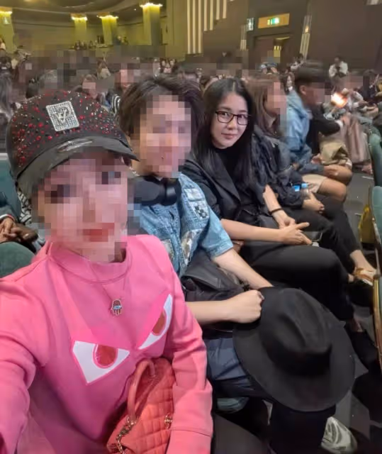 鄭伊健倫敦演唱會三度落淚,妻子蒙嘉慧罕見現身支持,素顏遭吐槽