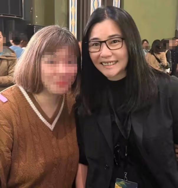 鄭伊健倫敦演唱會三度落淚，妻子蒙嘉慧罕見現身支持，素顏遭吐槽