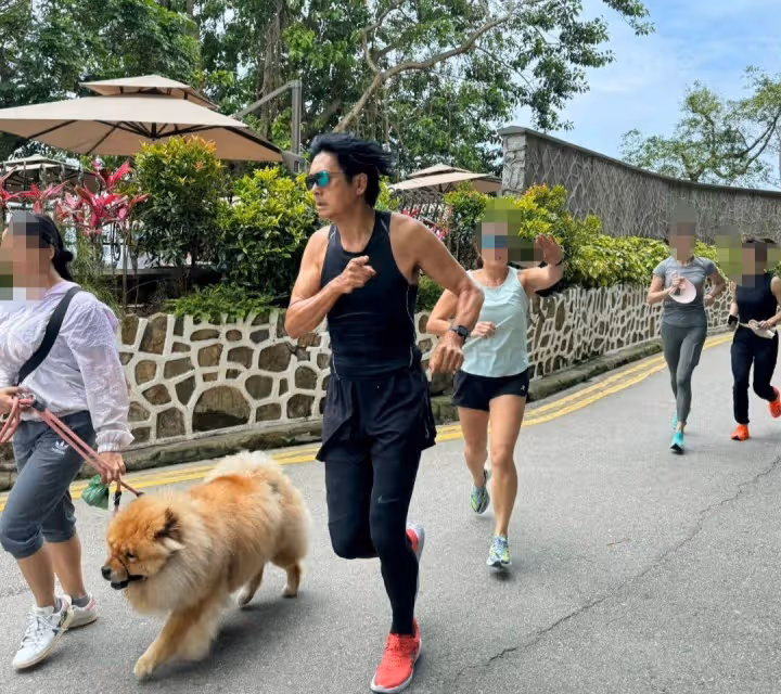 69歲周潤發朝陽公園跑步被偶遇,頭髮又長又黑,身材管理太牛了