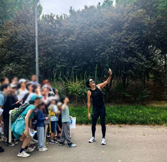 69歲周潤發朝陽公園跑步被偶遇,頭髮又長又黑,身材管理太牛了