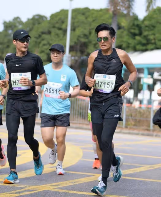 69歲周潤發朝陽公園跑步被偶遇,頭髮又長又黑,身材管理太牛了
