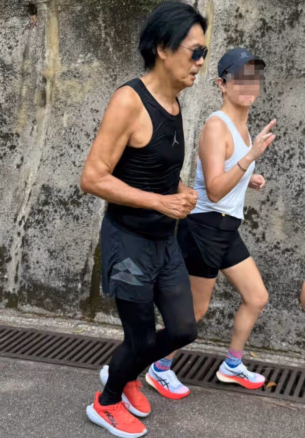 69歲周潤發朝陽公園跑步被偶遇,頭髮又長又黑,身材管理太牛了