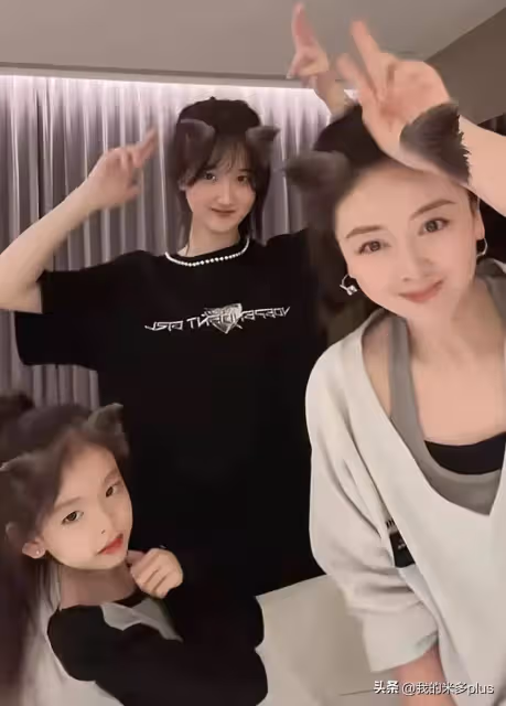 演員小李琳一家回武漢,經超喂老婆吃涼麵好恩愛,大女兒比媽媽高半頭