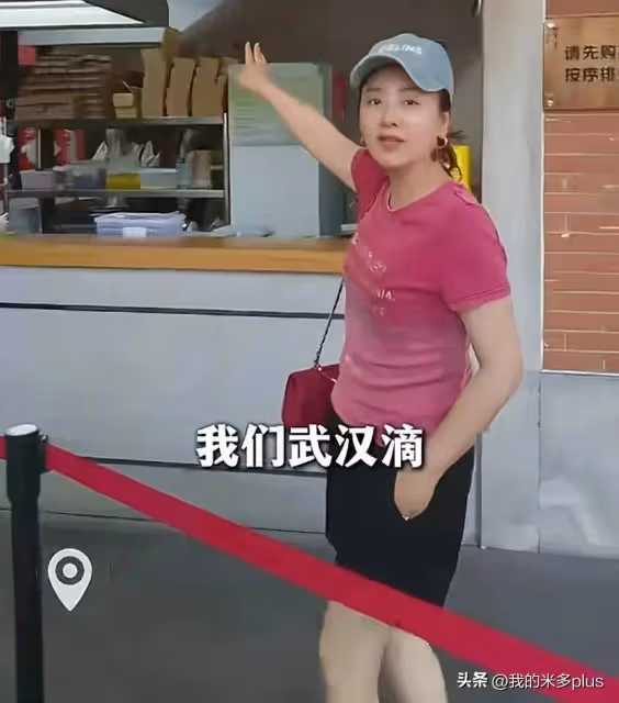演員小李琳一家回武漢,經超喂老婆吃涼麵好恩愛,大女兒比媽媽高半頭