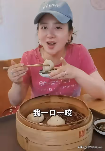 演員小李琳一家回武漢,經超喂老婆吃涼麵好恩愛,大女兒比媽媽高半頭