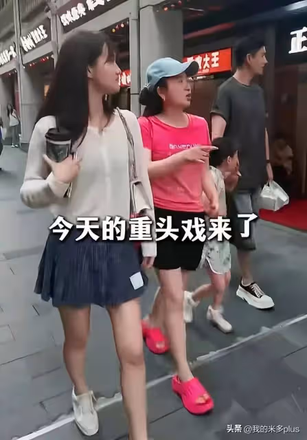 演員小李琳一家回武漢,經超喂老婆吃涼麵好恩愛,大女兒比媽媽高半頭
