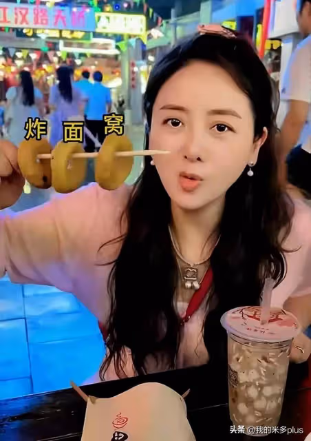 演員小李琳一家回武漢,經超喂老婆吃涼麵好恩愛,大女兒比媽媽高半頭